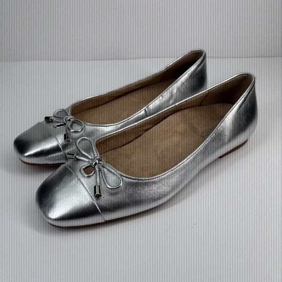 Vionic Shoes - Vionic Silver Flats with Bow Detail 8.5 wide